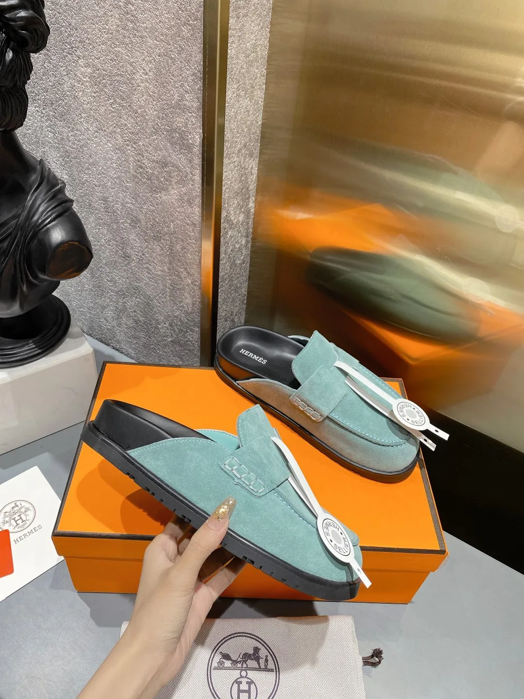 [H Family Hermès] P: 520💰 Size: Male 39-44 (45 customized) Female 35-40 (41 customized) HERMES Hermès' latest couple's cute Birkenstock slippers. Summer really needs versatile slippers. They look good no matter how you match them. They have a casual and high-end feel. The comfort is also great. They are paired with a variety of colorful socks. They are trendy. Hermès 2023 new half slippers are high quality. ●Upper: imported cow suede ●Inner lining: imported sheepskin ●Foot pads: imported mixed sheepskin ●Outsole: Tpu non-slip and wear-resistant outsole